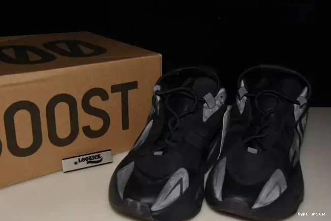hype Yeezy 700 Black MNVN Boost Adidas Triple FV4440 0522